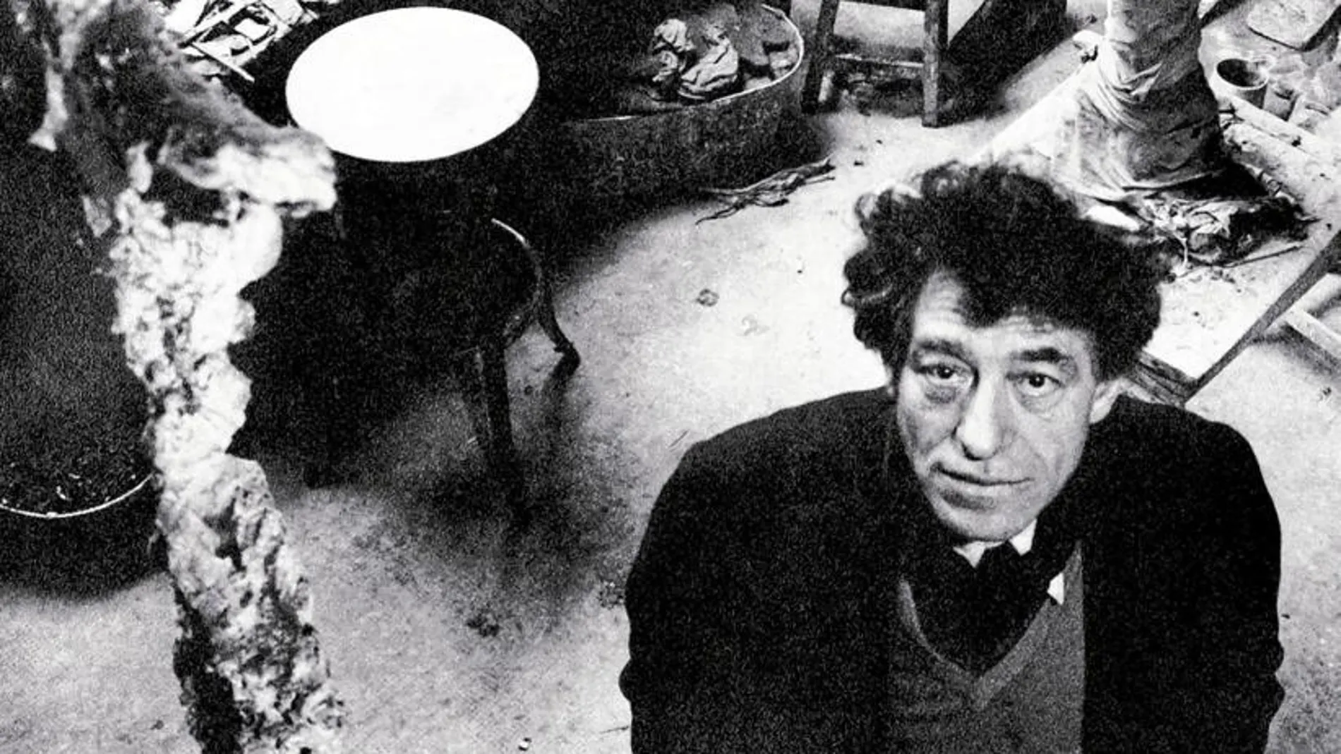 Una imagen de Alberto Giacometti rodeado de algunas de sus esculturas en su taller de París. James Lord fue un visitante regular de ese espacio en el que conversó con este artista