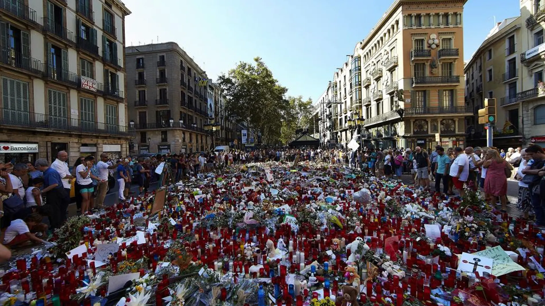 Velas, flores y mensajes de apoyo en recuerdo a las víctimas del atentado del pasado jueves