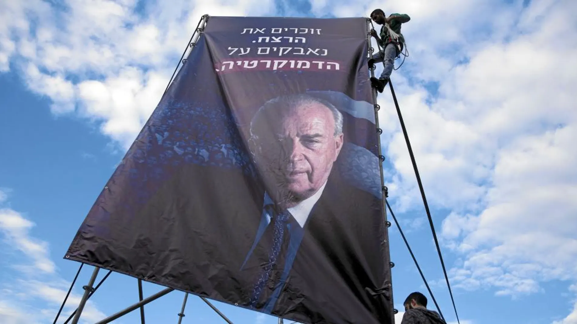 Una imagen del ex primer ministro israelí Isaac Rabin es colocada en una céntrica plaza de Tel Aviv