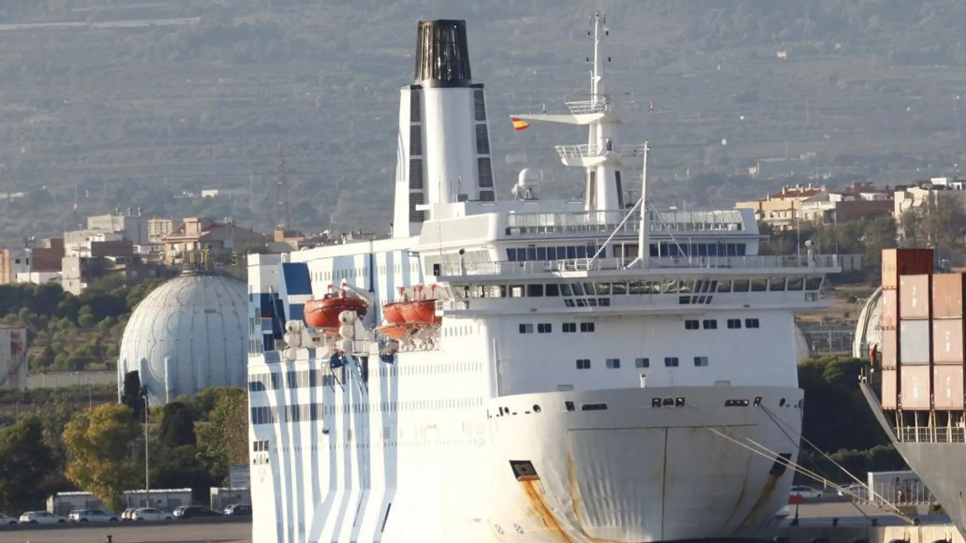 La embarcación atracada en el puerto de Tarragona para dar hospedaje y apoyo logístico al operativo de la Guardia Civil y la Policía Nacional en Cataluña