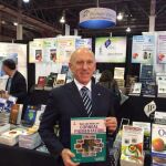 El Doctor Jorge Alió con su libro «Text and Atlas on Corneal Pigmentation», que fue presentado en el encuentro último encuentro anual de la Academia Americana de Oftalmología (AAO) en las Vegas.