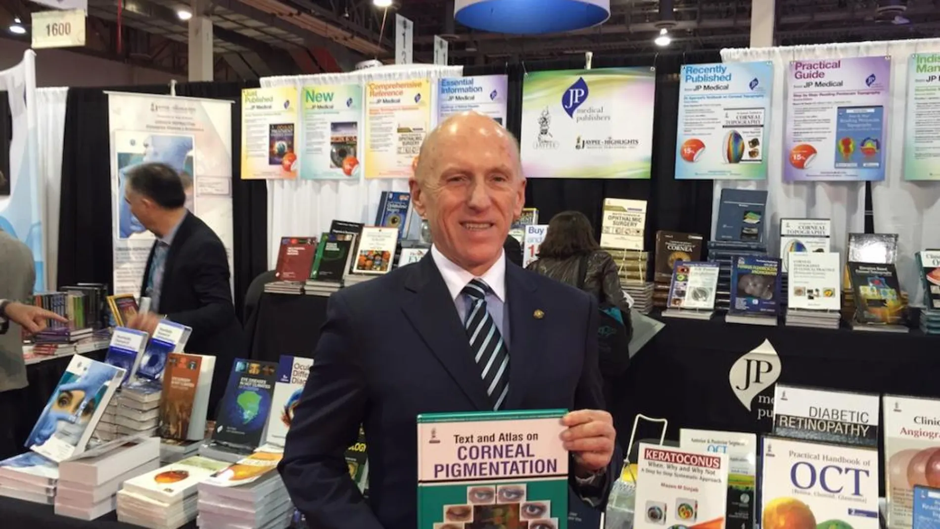 El Doctor Jorge Alió con su libro «Text and Atlas on Corneal Pigmentation», que fue presentado en el encuentro último encuentro anual de la Academia Americana de Oftalmología (AAO) en las Vegas.