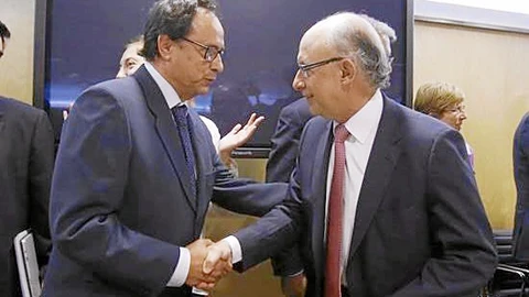El conseller de Hacienda, Vicent Soler, saluda al ministro del ramo, Cristóbal Montoro, durante un CPFF