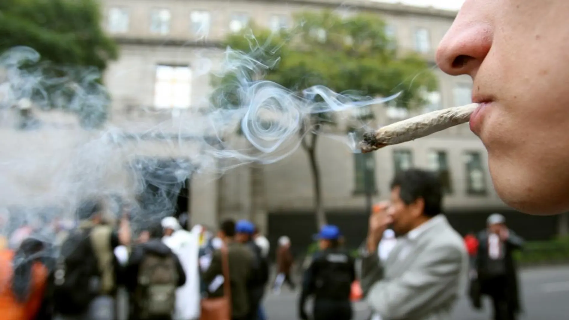 Un joven fuma marihuana el miércoles 28 de octubre de 2015, en las afueras de la Suprema Corte de Justicia de la Nación, en Ciudad de México (México).