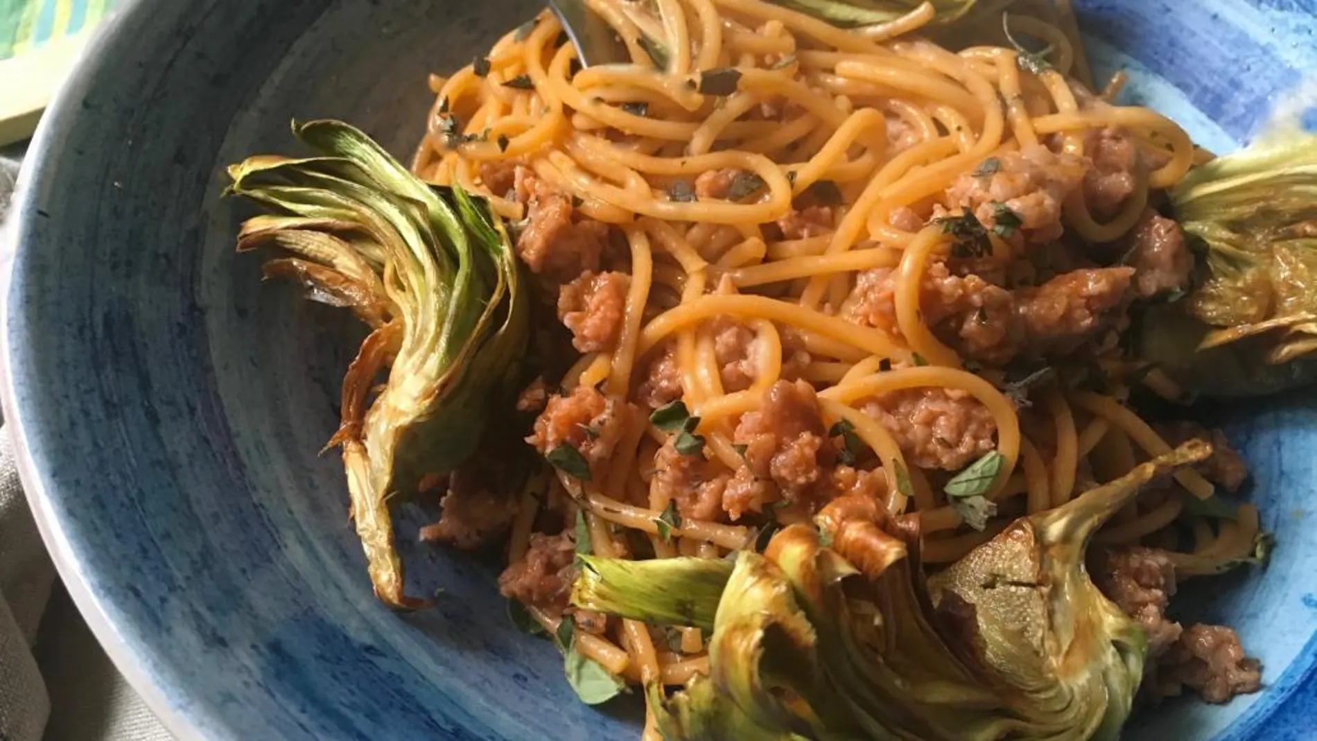 Espaguettis con salchichas rotas y alcachofas