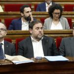 El presidente de la Generalitat, Carles Puigdemont, el vicepresidente del Govern y Conseller de Economía, Oriol Junqueras, y el conseller de la Presidencia, Jordi Turull