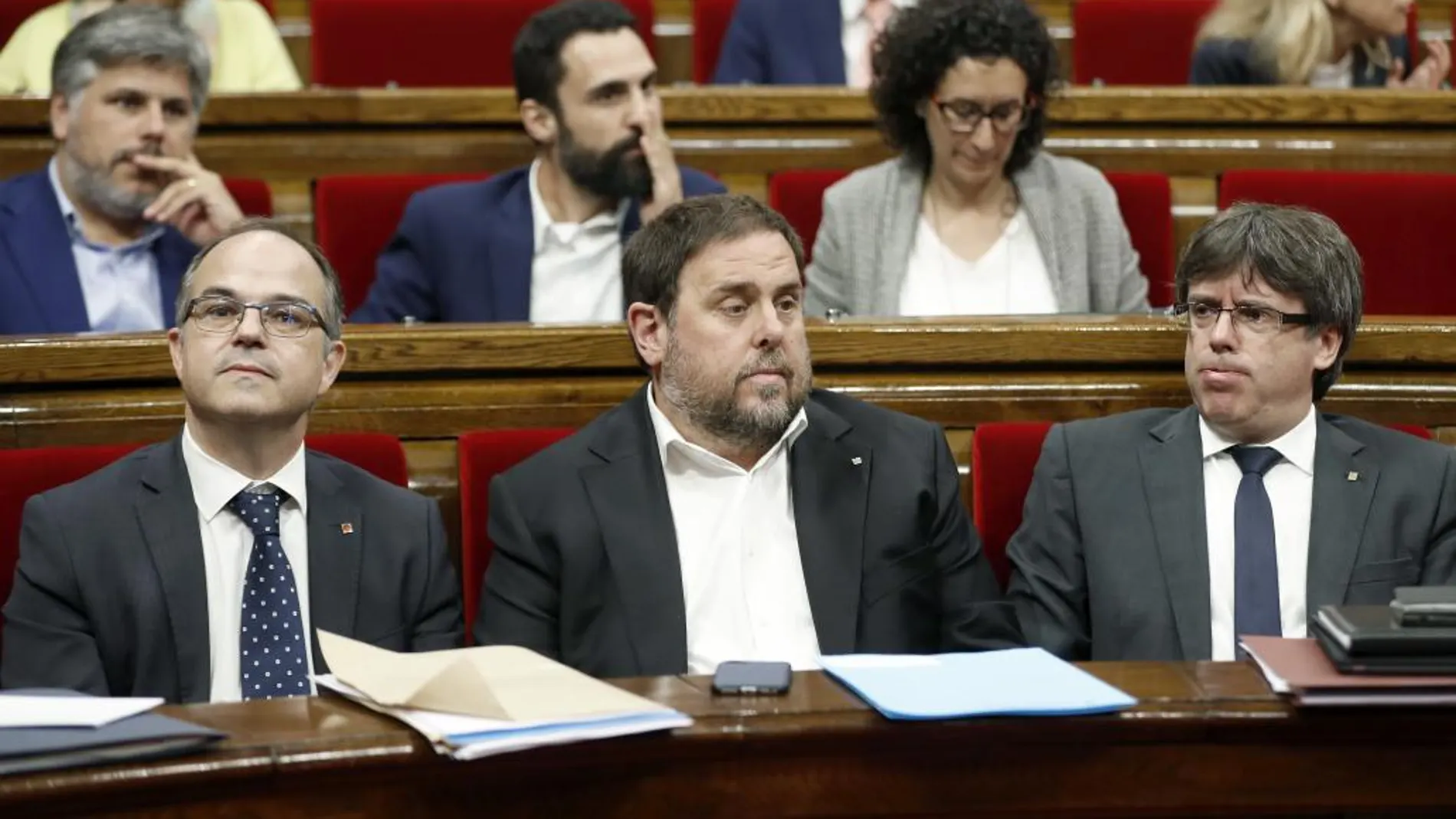 El presidente de la Generalitat, Carles Puigdemont, el vicepresidente del Govern y Conseller de Economía, Oriol Junqueras, y el conseller de la Presidencia, Jordi Turull