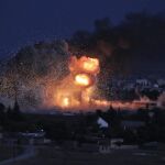 Una explosión tras un bombardeo efectuado por la coalición internacional en el enclave kurdo sirio de Kobani, en la frontera con Turquía.