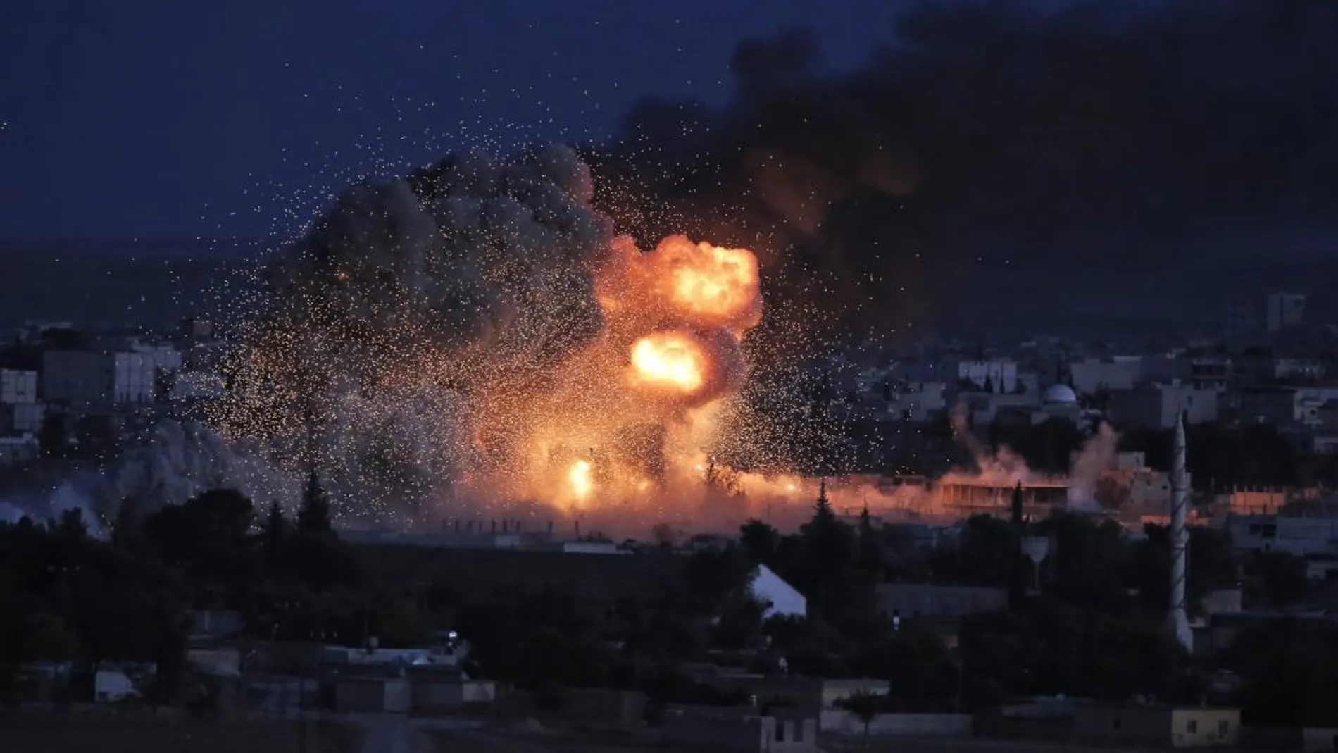 Una explosión tras un bombardeo efectuado por la coalición internacional en el enclave kurdo sirio de Kobani, en la frontera con Turquía.