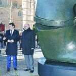 El alcalde de Salamanca, Alfonso Fernánez Mañueco, conversa con José Manuel Bilbao, director territorial de La Caixa, y con Sebastiano Barassi, jefe de colecciones de la Fundación Henry Moore, junto a uno de los bronces expuestos