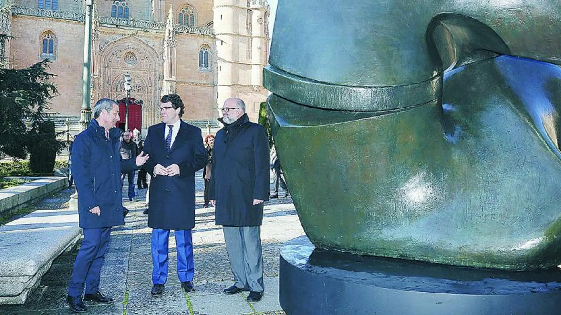 El alcalde de Salamanca, Alfonso Fernánez Mañueco, conversa con José Manuel Bilbao, director territorial de La Caixa, y con Sebastiano Barassi, jefe de colecciones de la Fundación Henry Moore, junto a uno de los bronces expuestos