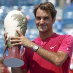 Roger Federer posa con el trofeo de Cincinnati