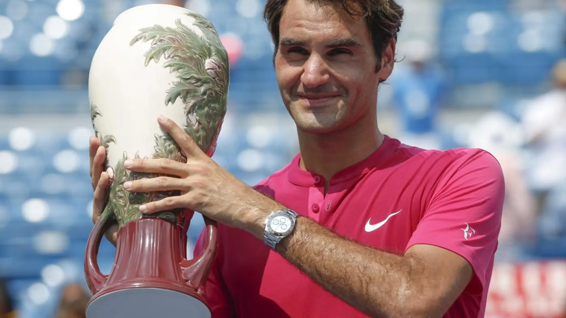 Roger Federer posa con el trofeo de Cincinnati