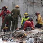 Soldados y servicios de emergencia trabajan entre los escombros de un edificio que se derrumbó por el terremoto en Ciudad de México