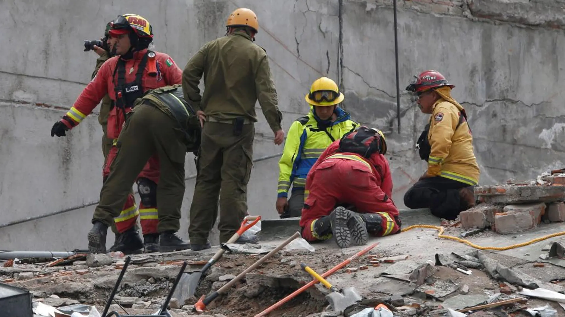 Soldados y servicios de emergencia trabajan entre los escombros de un edificio que se derrumbó por el terremoto en Ciudad de México
