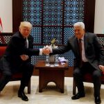 Donald Trump estrecha la mano de Mahmoud Abás durante su encuentro en Belén