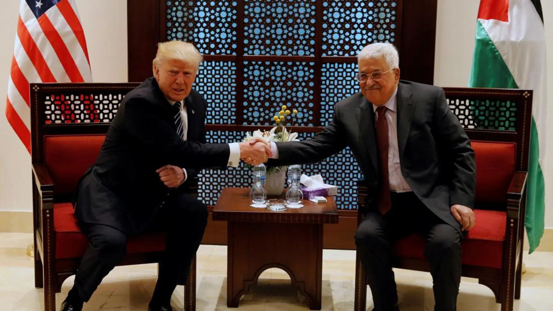 Donald Trump estrecha la mano de Mahmoud Abás durante su encuentro en Belén