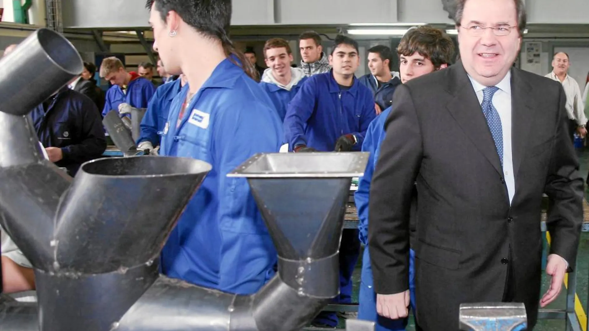 El presidente Herrera visita el Centro de Formación Profesional Juan Herrera en Valladolid