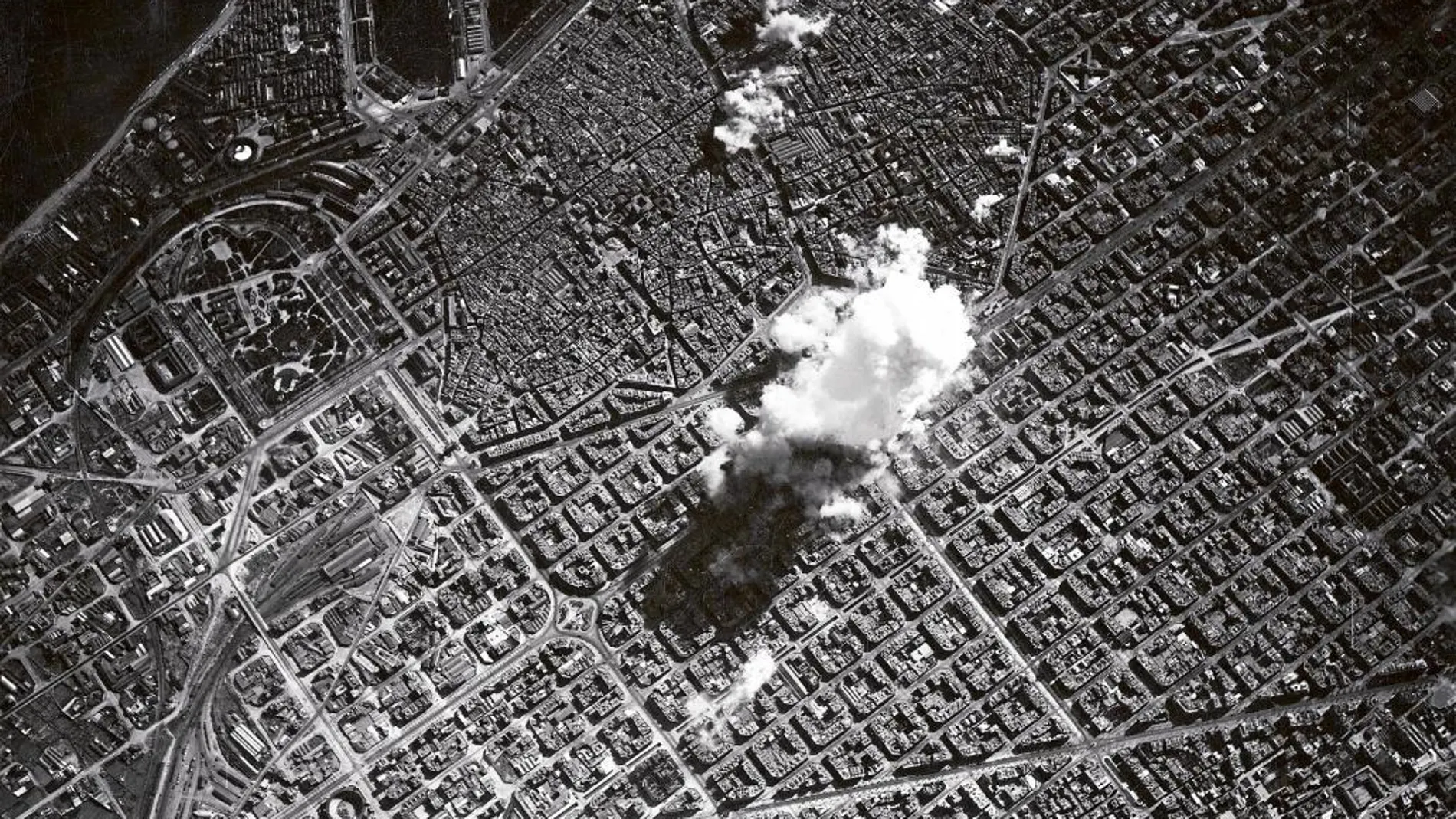 Una imagen de los bombardeos en Barcelona por las tropas italianas durante la Guerra Civil