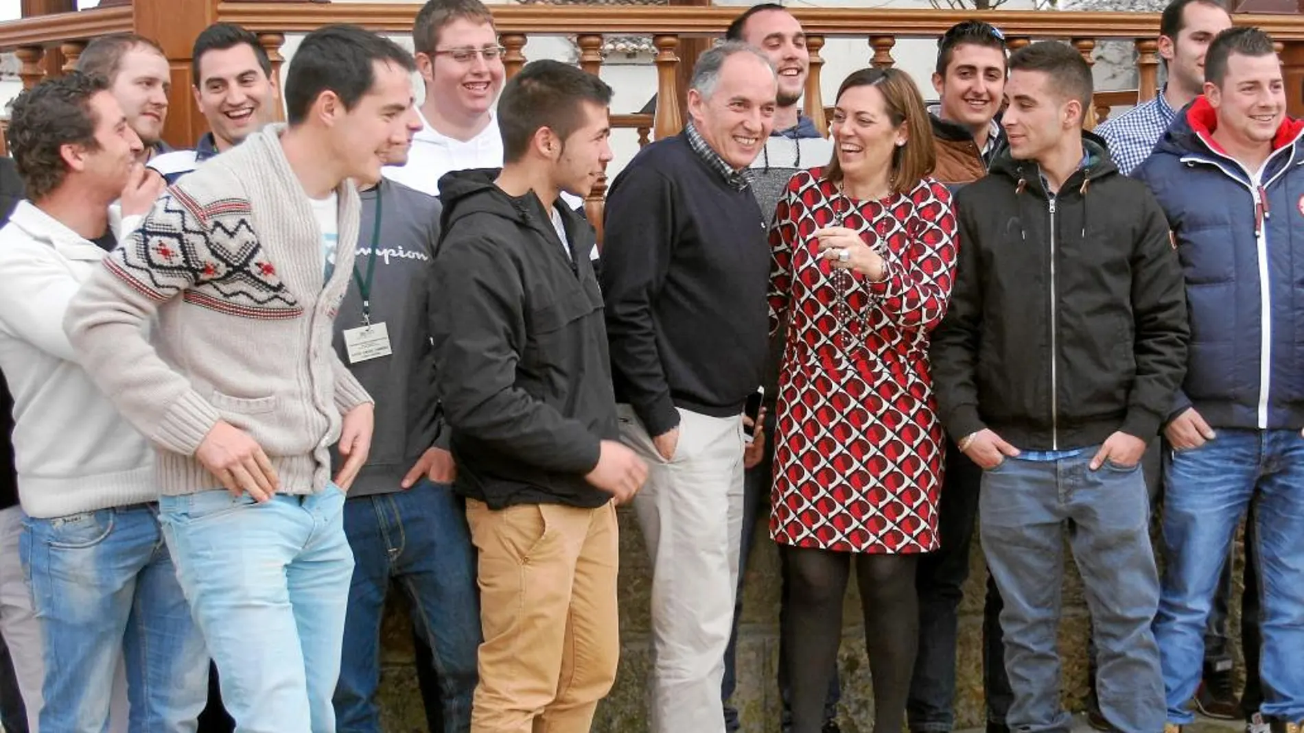 La consejera Milagros Marcos junto a los jóvenes cooperativistas, en la jornada celebrada en Palencia