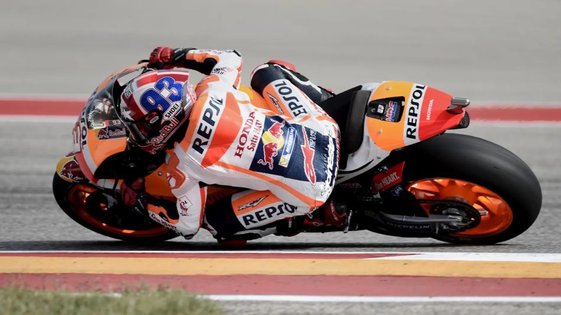 Marc Márquez (Repsol Honda RC 213 V) toma una curva durante la tercera tanda libre para el Gran Premio de las Américas de MotoGP