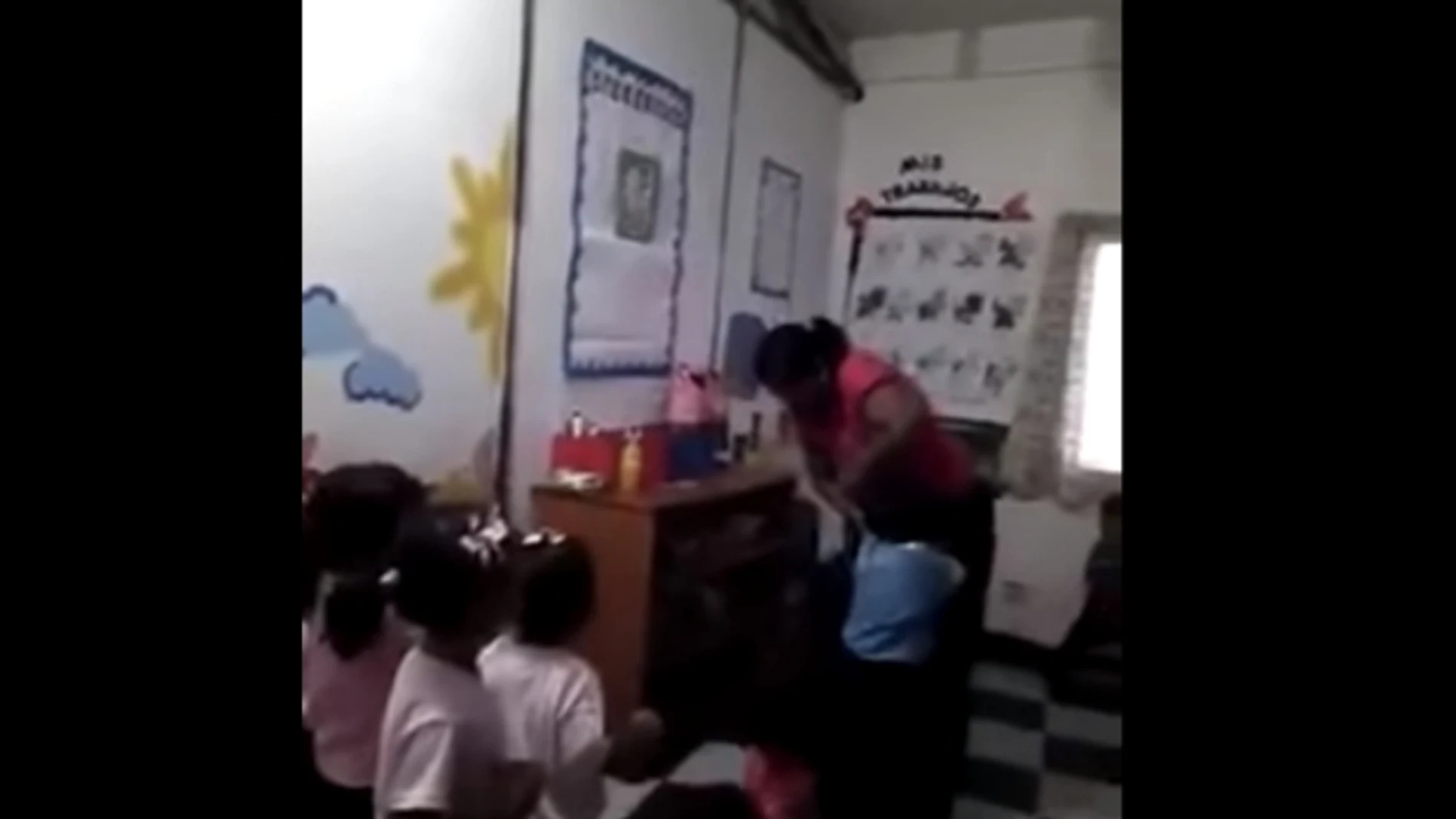 Una profesora de guardería pone inyecciones a los niños que se portan mal