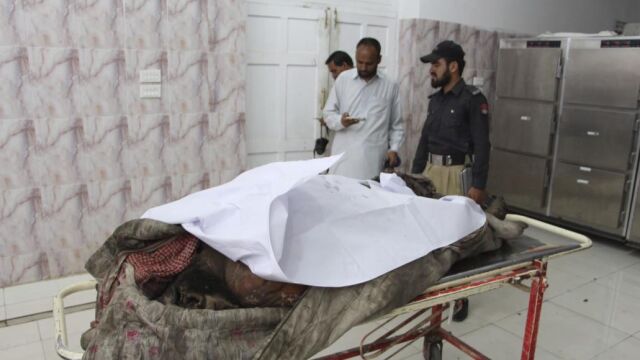 Los cadáveres de las dos víctimas (uno de ellos sería Mansur) de un ataque aéreo de EEUU yacen en una camilla
