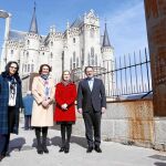 Teresa Mata, Josefa García Cirac, Ana Pastor y Aresenio García ante el Palacio Episcopal astorgano