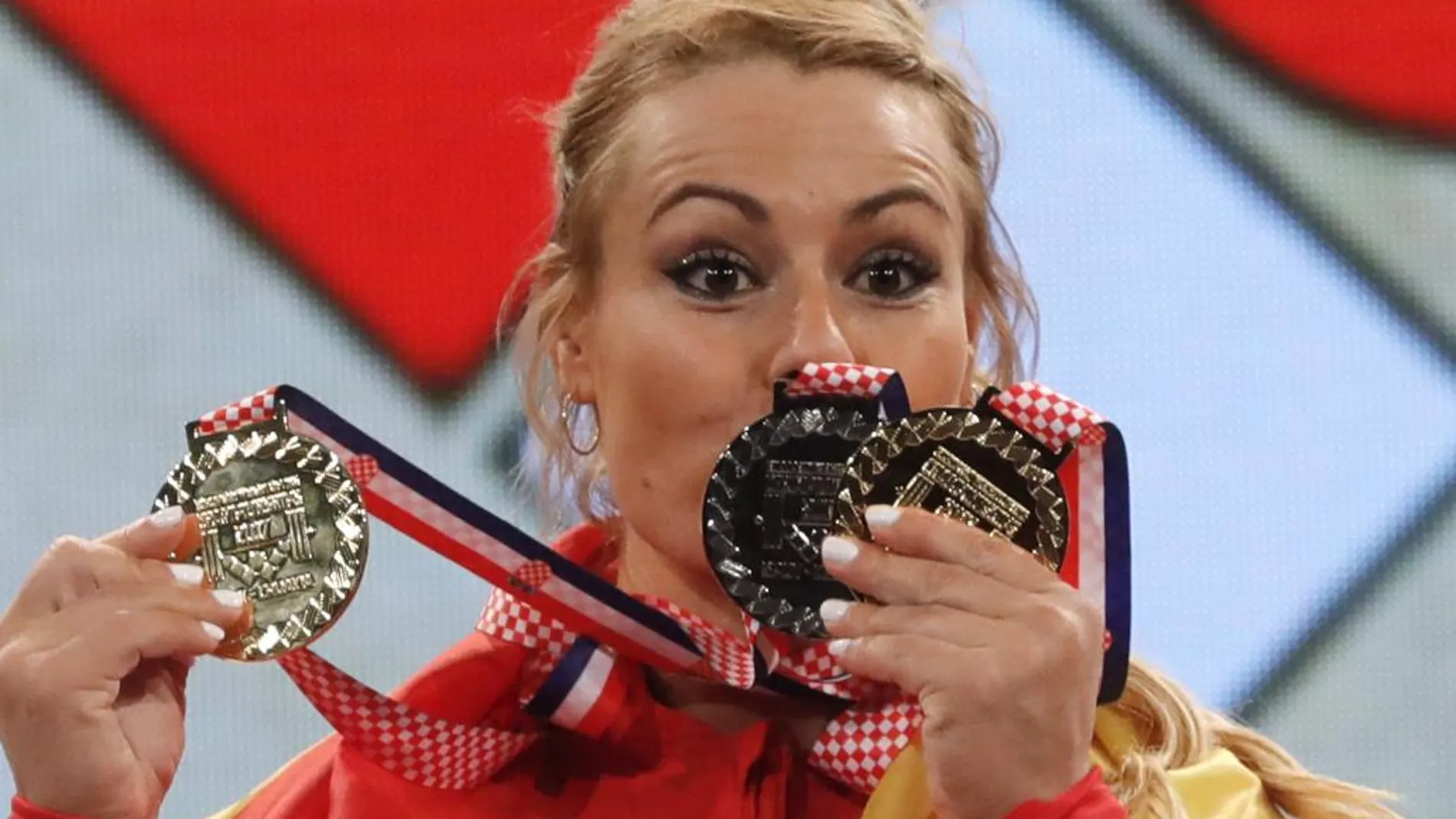 La española Lidia Valentín besa las medallas obtenidas en el podio de los Campeonatos de Europa de halterofilia