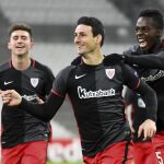 Aritz Aduriz (c) de Athletic Bilbao celebra un gol con sus compañeros