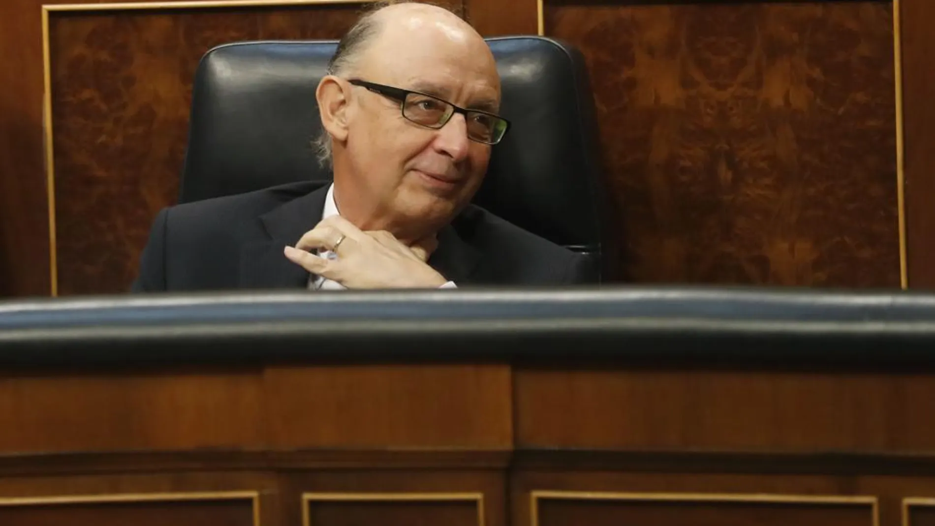 El ministro de Hacienda, Cristóbal Montoro, esta tarde en el pleno del Congreso.