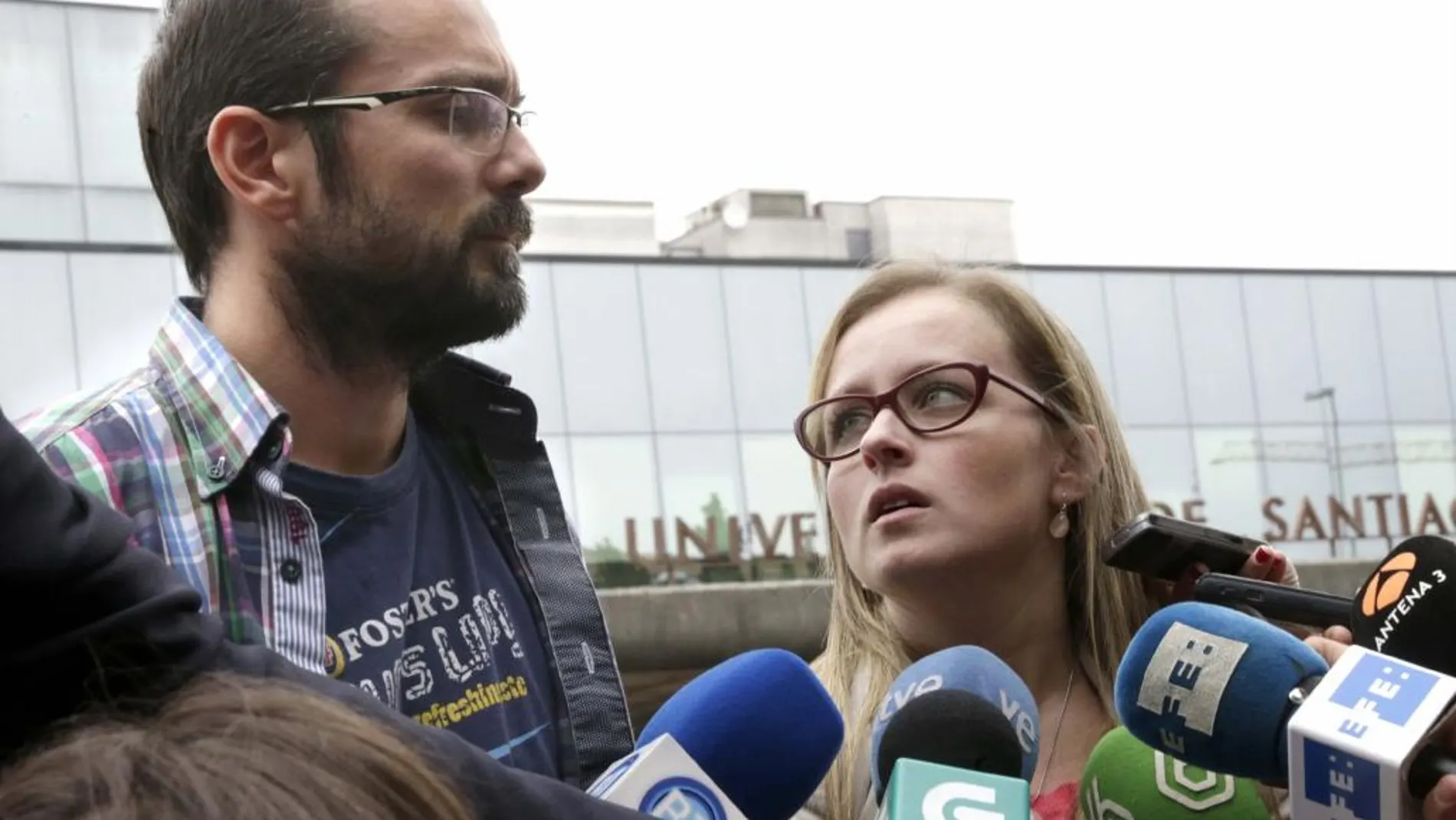 Los padres de Andrea atienden a los medios de comunicación a las puertas del hospital