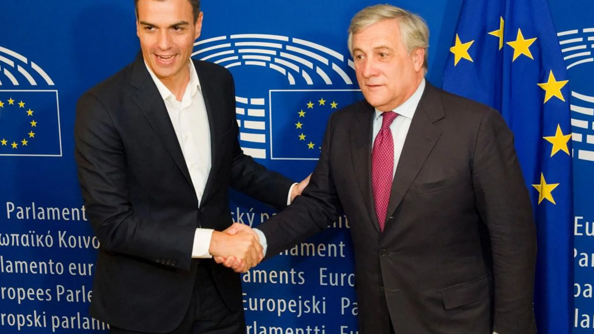 El secretario general del PSOE, Pedro Sánchez (d), estrecha la mano del Presidente del Parlamento Europeo, Antonio Tajani.