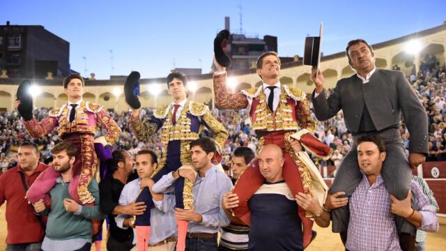 La terna junto al mayoral de Daniel Ruiz a hombros en la última de feria