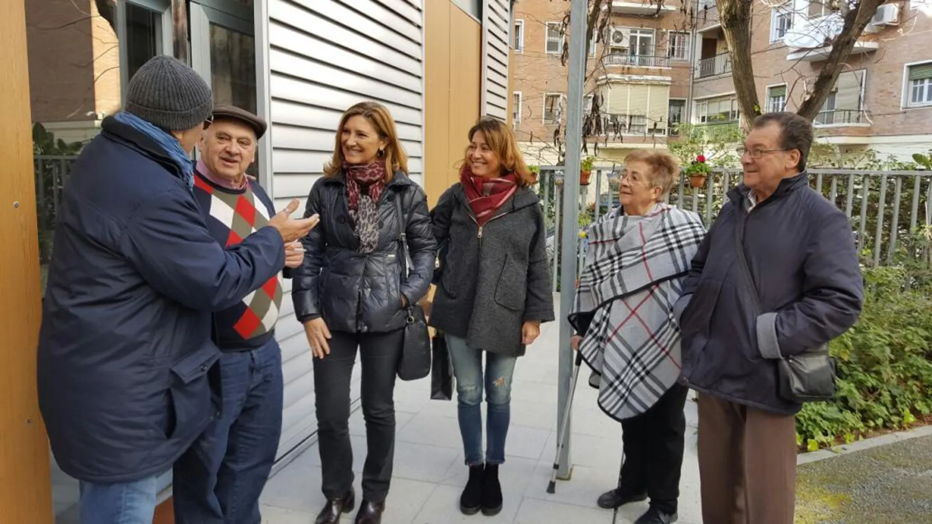 La parlamentaria popular Alicia Martínez -tercera por la izquierda- habla con unos vecinos