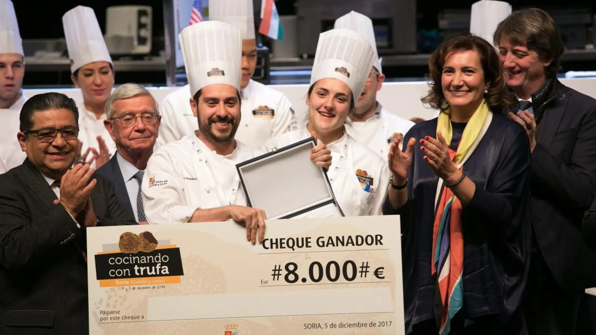García Cirac, Rafael Ansón y Carlos Martínez entregan el premio al chef italiano Marco Acquaroli