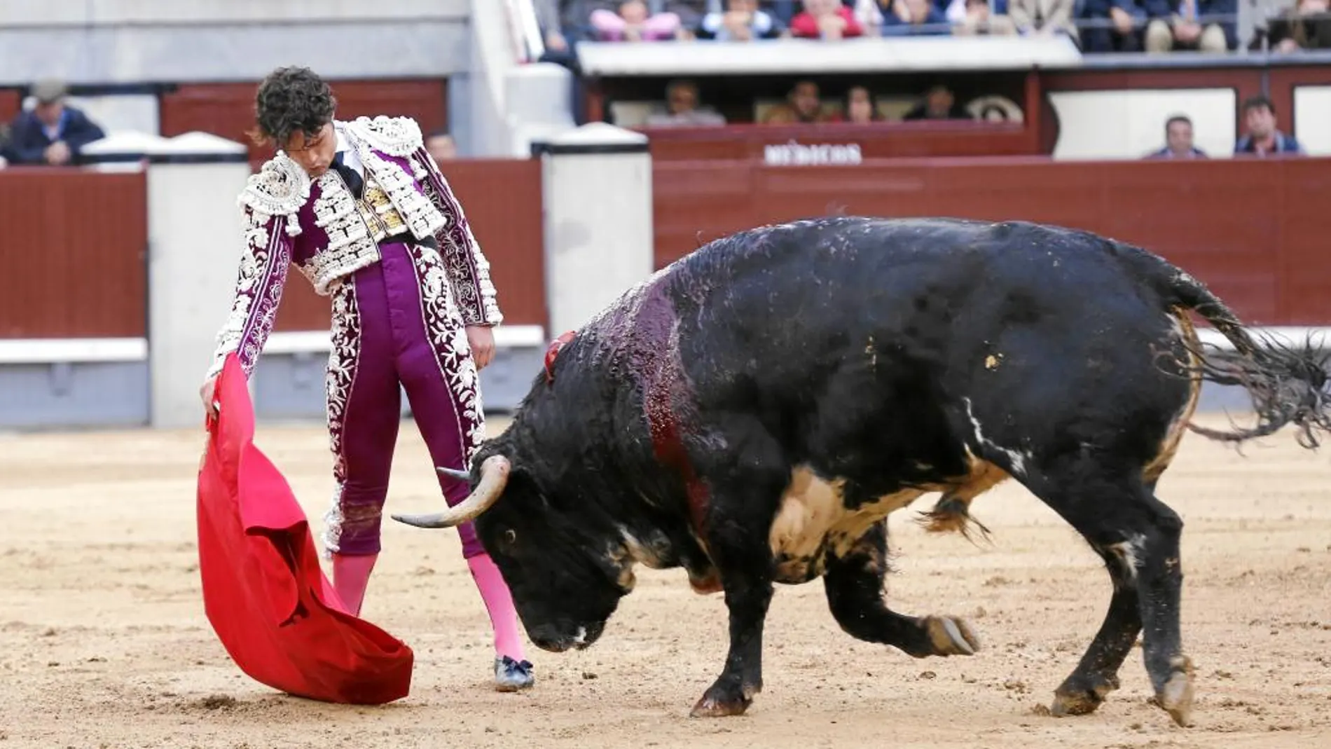 Relajado derechazo de Miguel Abellán al cuarto en la apertura del ciclo de San Isidro