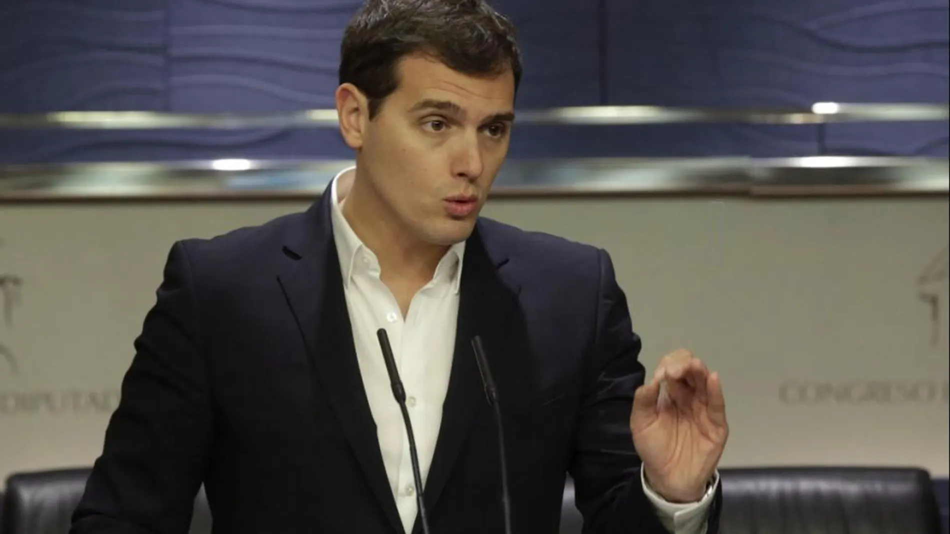 El líder de Ciudadanos, Albert Rivera, durante la rueda de prensa ofrecida hoy en el Congreso