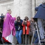 El cardenal Odilo Pedro Scherer es rodeado por los fotógrafos y los periodistas a su llegada a la iglesia de San Andrés del Quirinal de Roma