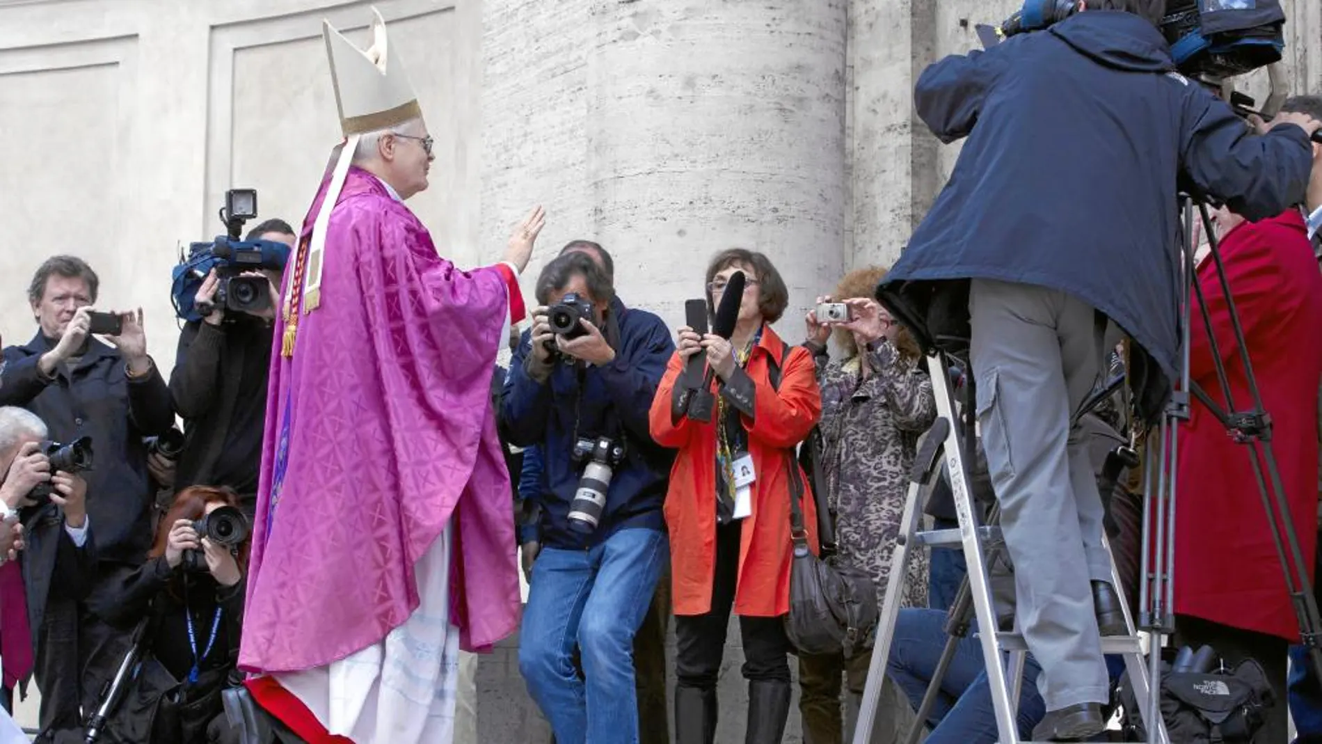 El cardenal Odilo Pedro Scherer es rodeado por los fotógrafos y los periodistas a su llegada a la iglesia de San Andrés del Quirinal de Roma