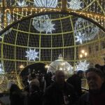La capital hispalense estrenó la tarde de ayer una atractiva iluminación navideña en las calles del centro histórico