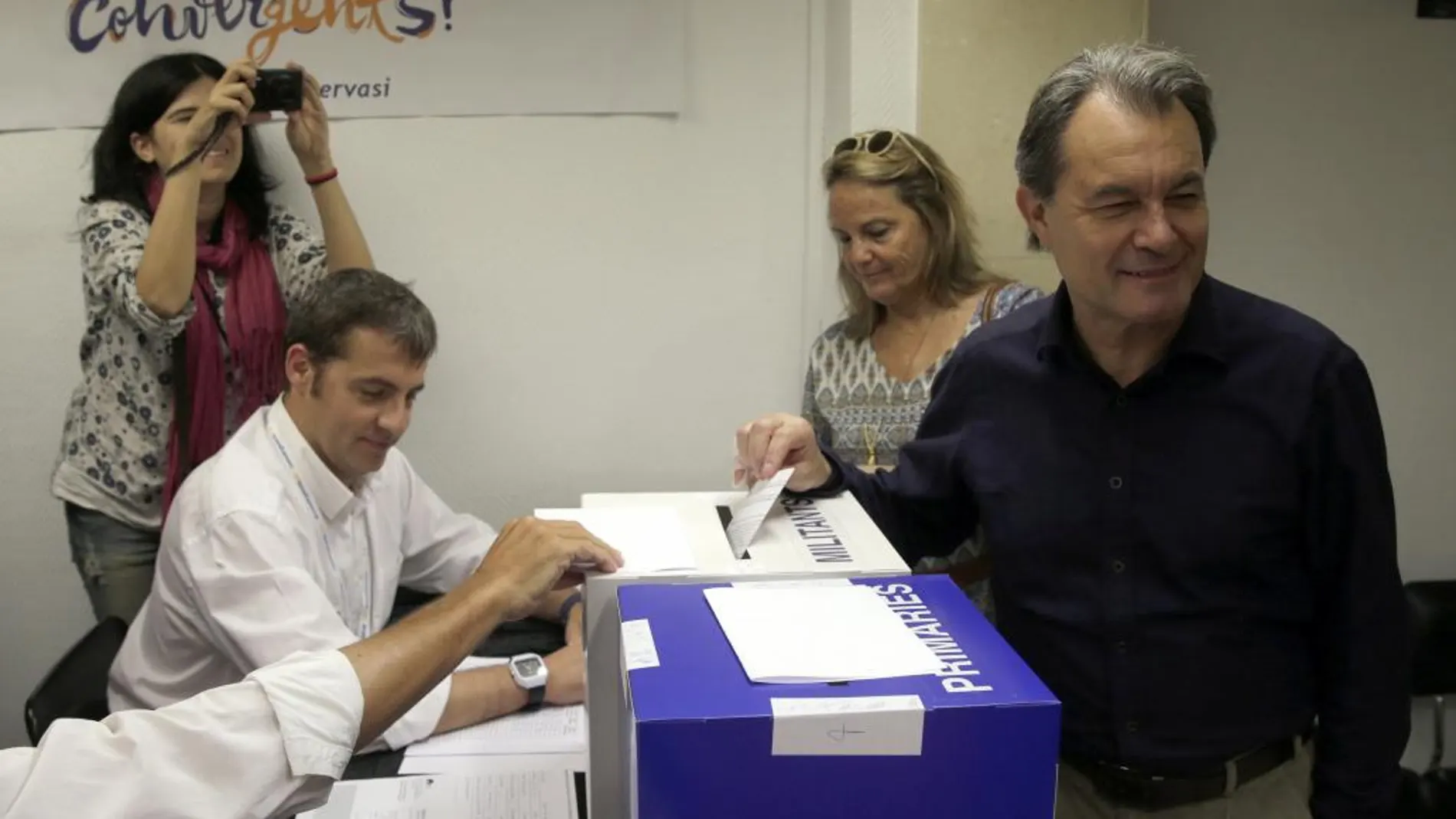 El presidente de CDC, Artur Mas, junto su esposa, Helena Rakòsnik, ejerce su voto en una de las mesas de votación en el "supersábado", la jornada en la que Convergència Democràtica de Catalunya (CDC) celebra sus primeras primarias