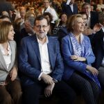 El jefe del Ejecutivo en funciones y presidente del PP, Mariano Rajoy (2-i); la secretaria general del partido, María Dolores de Cospedal (i); la presidenta de la formación en Aragón, Luisa Fernanda Rudi, y el vicesecretario de Comunicación, Pablo Casado