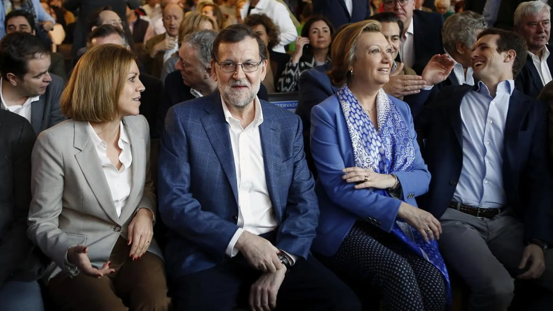 El jefe del Ejecutivo en funciones y presidente del PP, Mariano Rajoy (2-i); la secretaria general del partido, María Dolores de Cospedal (i); la presidenta de la formación en Aragón, Luisa Fernanda Rudi, y el vicesecretario de Comunicación, Pablo Casado