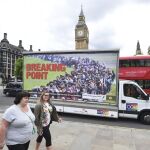 Peatones caminan junto a un cartel de la campaña del Partido de la Independencia del Reino Unido (UKIP) a favor del Brexit en Londres
