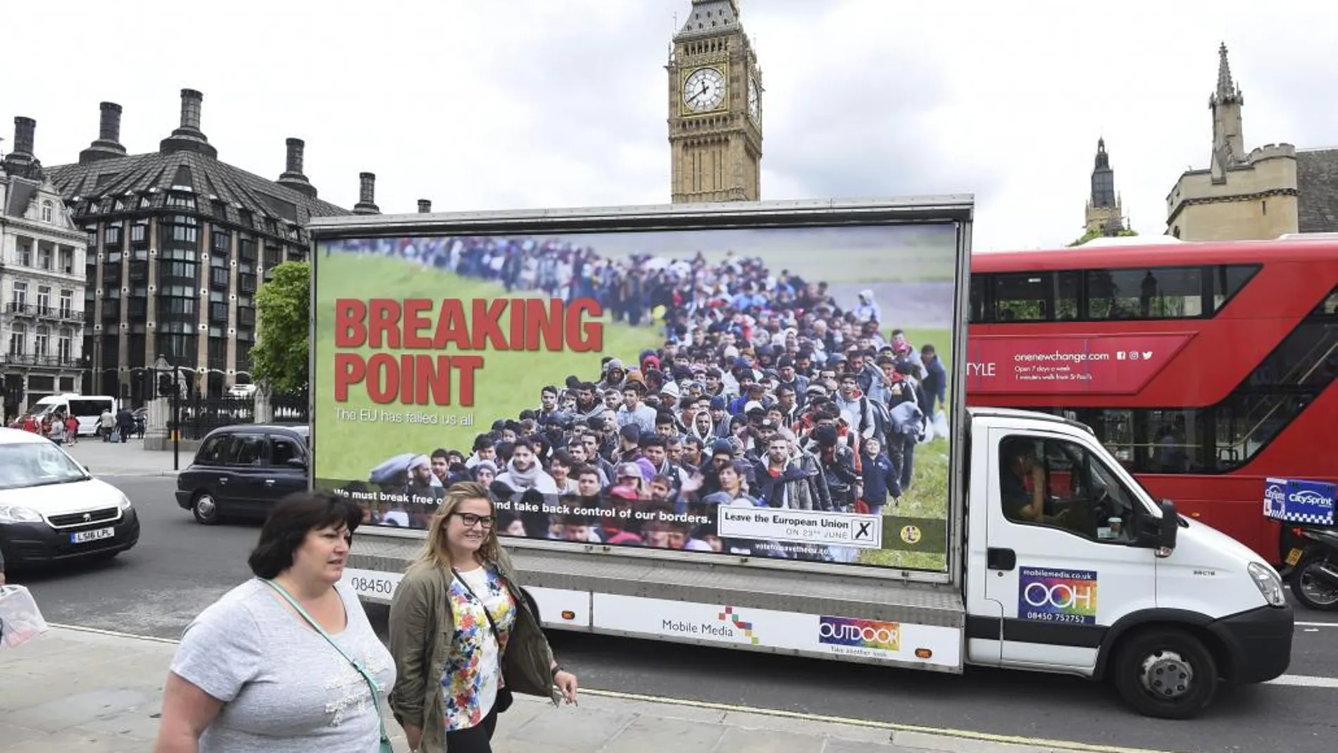 Peatones caminan junto a un cartel de la campaña del Partido de la Independencia del Reino Unido (UKIP) a favor del Brexit en Londres