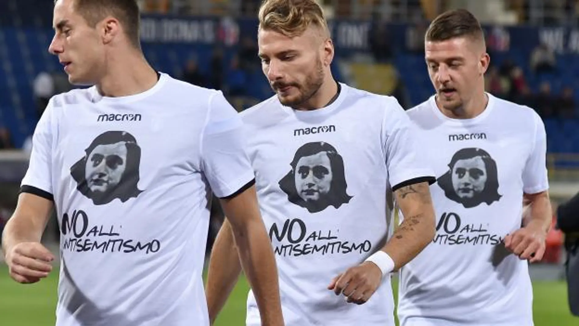 Jugadores del Lazio italiano calientan con camisetas de Ana Frank