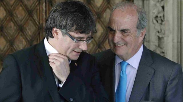 El presidente de la Generalitat, Carles Puigdemont, acompañado por el presidente de Fomento Nacional de Trabajo, Joaquim Gay de Montellá.