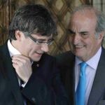 El presidente de la Generalitat, Carles Puigdemont, acompañado por el presidente de Fomento Nacional de Trabajo, Joaquim Gay de Montellá.