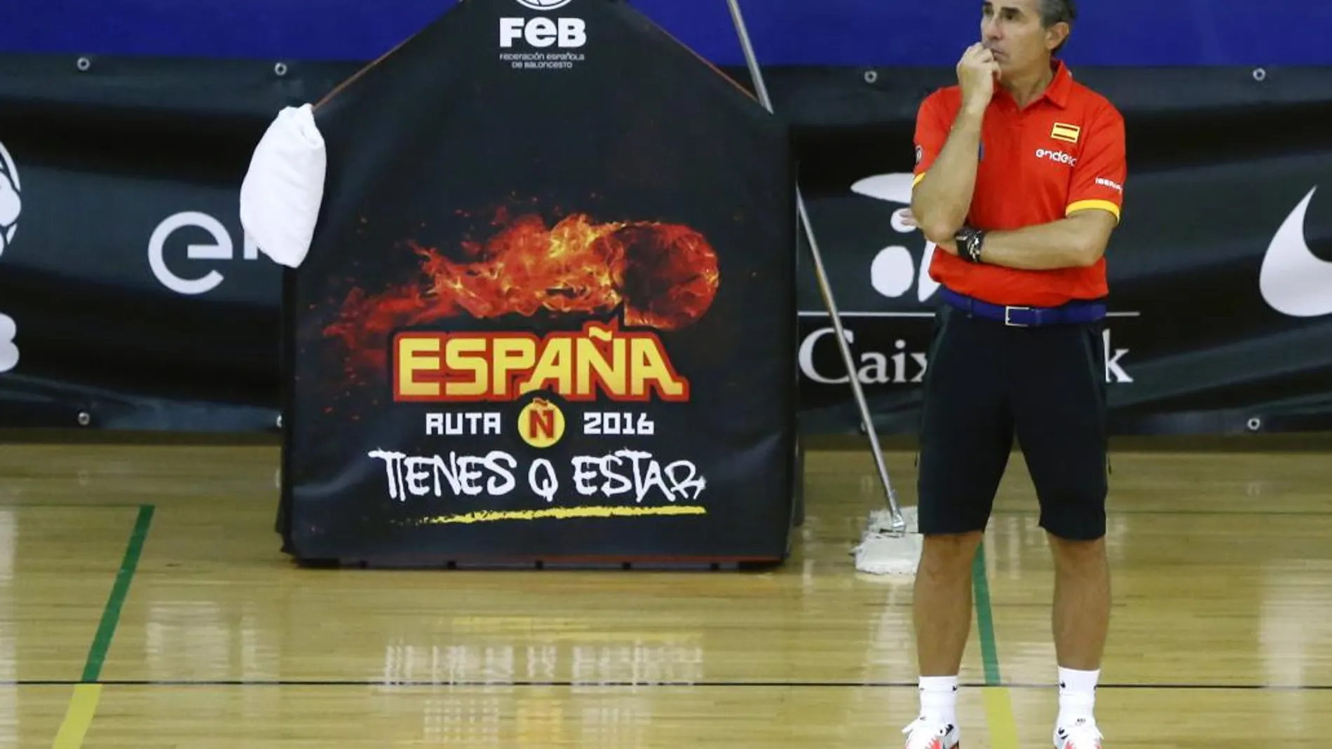 El entrenador de la selección española de baloncesto, Sergio Scariolo, durante el entrenamiento para preparar los Juegos Olímpicos de Río de Janeiro